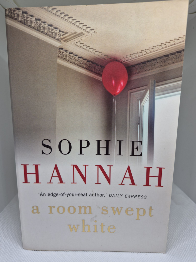 Sophie Hannah - A Room Swept White