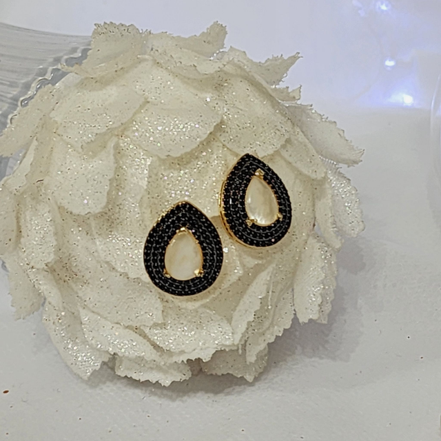 Brinco Preto Cravejado – Ouro