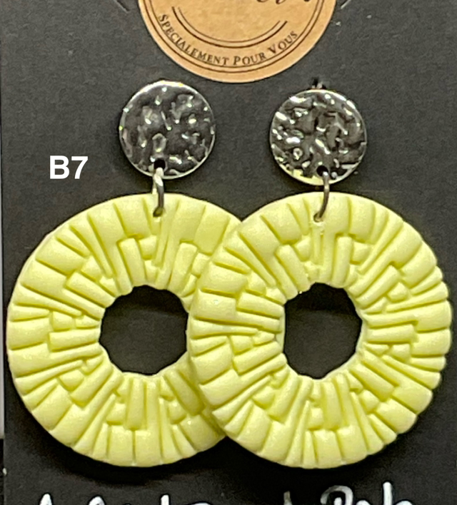 Boucles d’oreilles pendantes  en pâte polymère et resineUV ;PUCES argentées ou dorées en acier inoxydable 