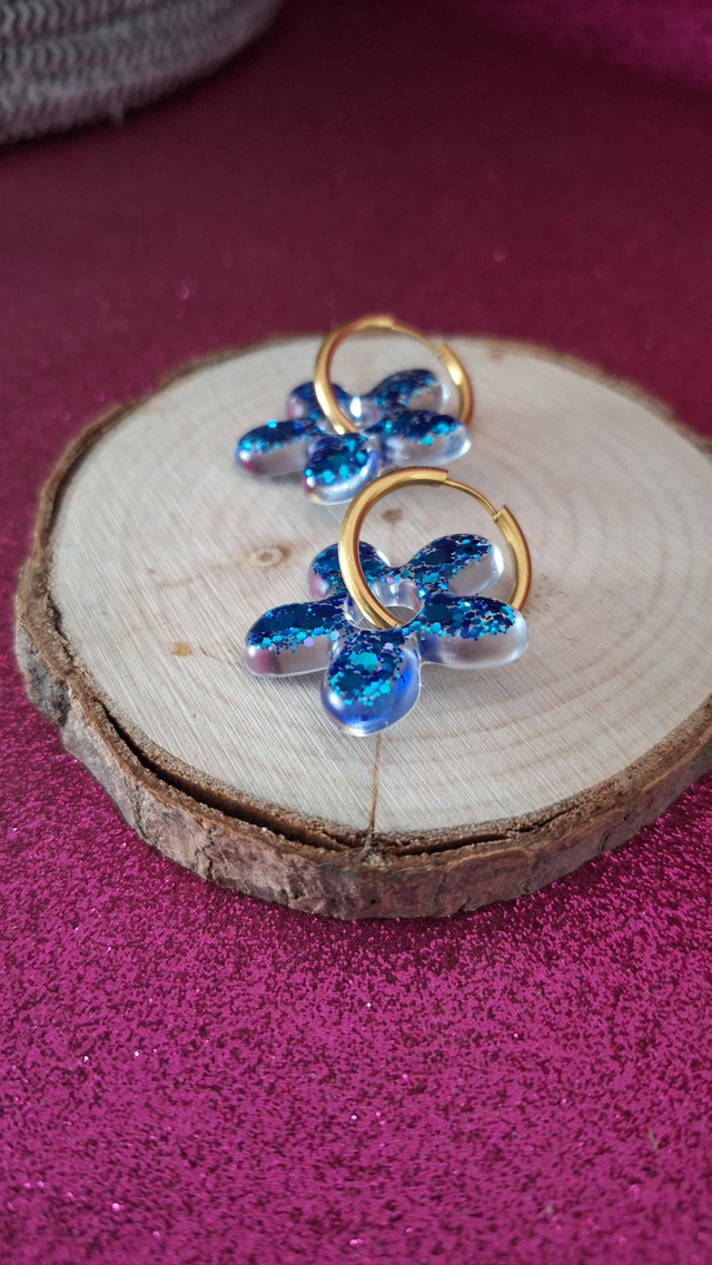 Créoles dorées fleurs paillettes bleues 