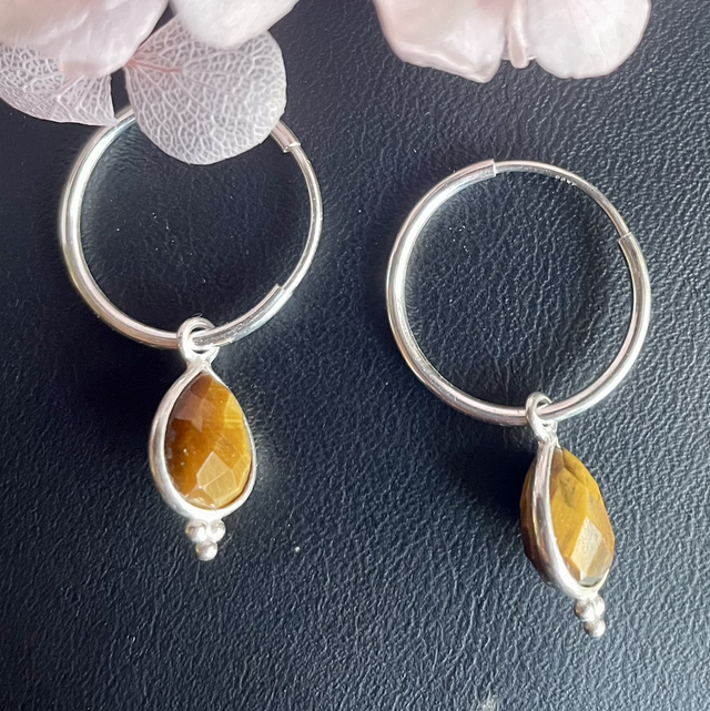 Boucles d’oreilles créoles et œil de tigre 