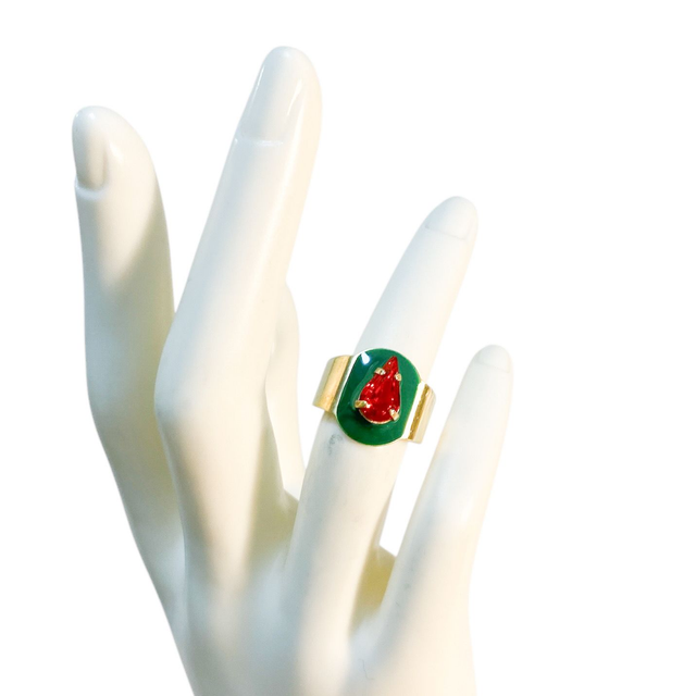 Anello tondo con smalto verde e pietra a goccia rossa