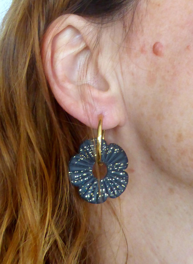 Perles fleurs pailletées noires - Mix &amp; Boucles