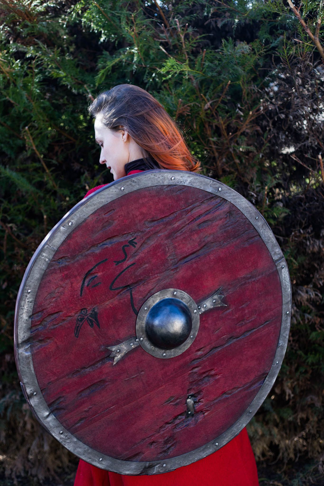 Bouclier viking, avec sangle en cuir, rouge motif aigle noir, en bois, cuir, métal, pour accessoire costume adultes et décoration intérieur