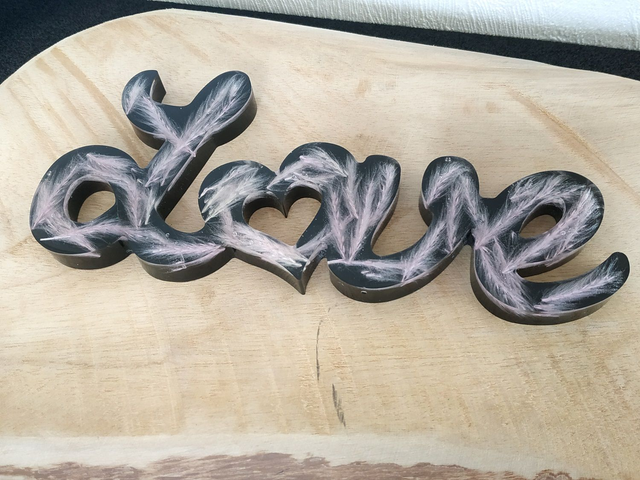 Déco LOVE noir avec fleurs de pampa rose