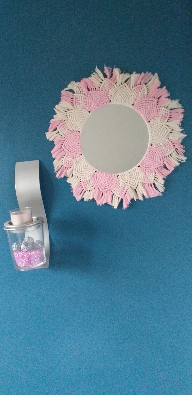 Macramé grand miroir 25 cm. Rose et blanc