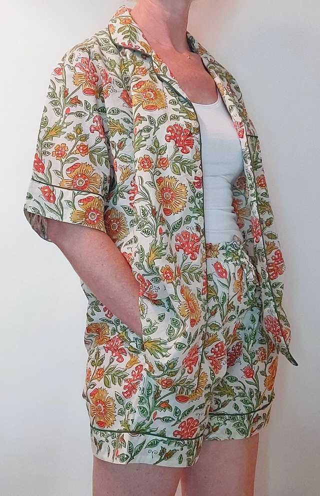 Pyjama court en coton indien – Imprimé floral artisanal – Fait main - Slow fashion - Jaune, orange, vert sur blanc cassé