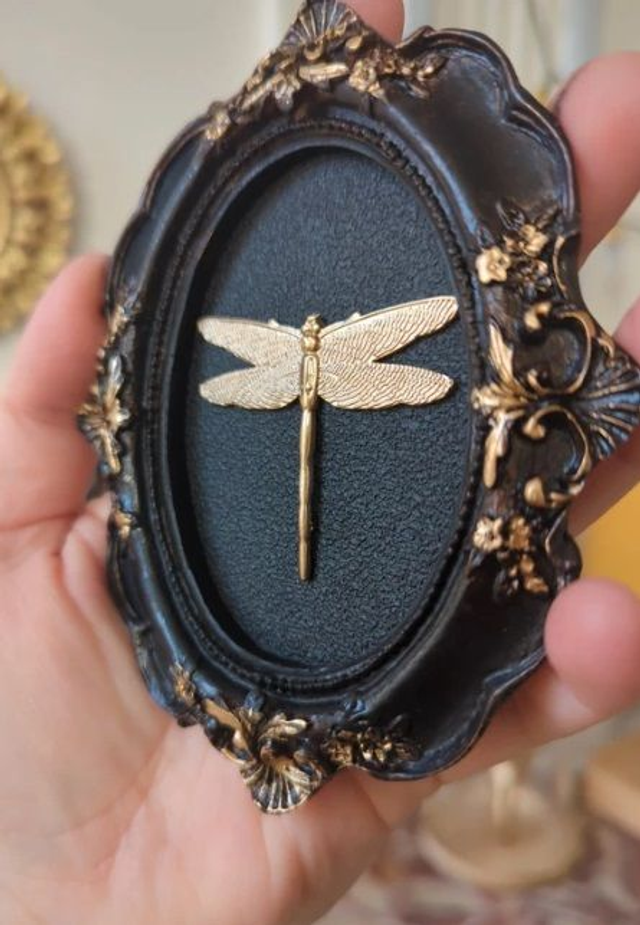 Cadre baroque doré vieilli libellule