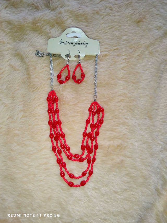 Parure perles rouges – Collier multi-rangs &amp; boucles assorties