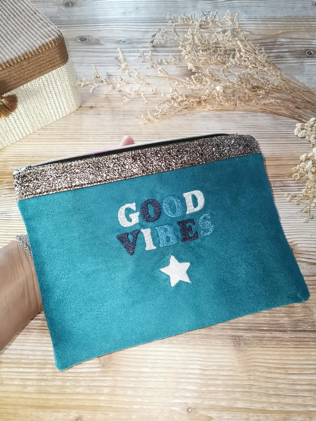 ✨ Pochette "Good Vibes" brodée - Bleu turquoise ✨