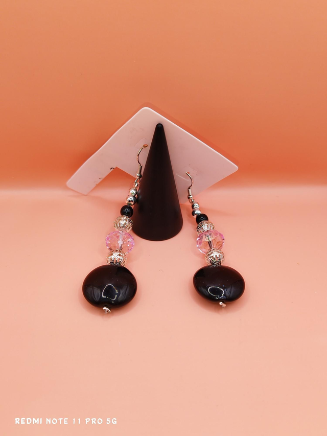 Boucles d&#039;oreilles longues perles noires et roses