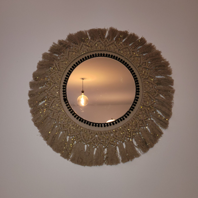 Miroir rond en macramé .