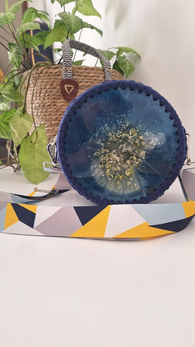 Sac résine et crochet bleu/jaune et feuille d&#039;argent 