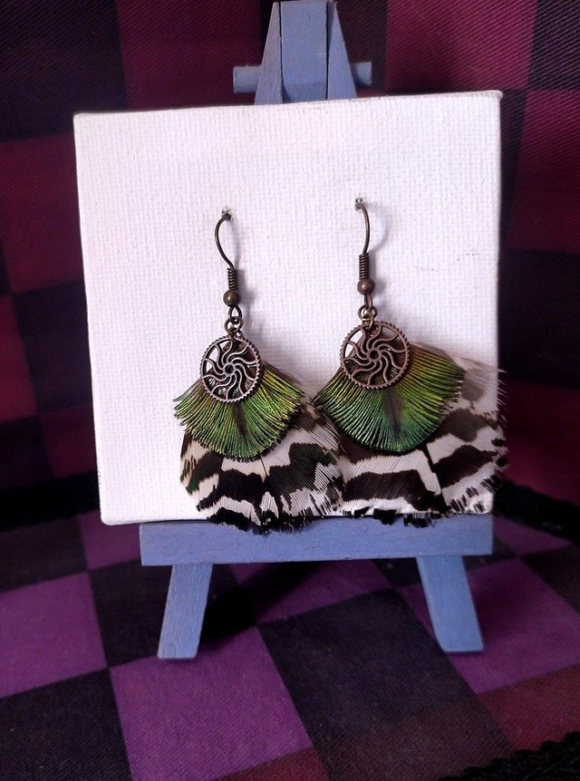 Clous d'oreilles bronzes plumes de paon vertes et breloques
