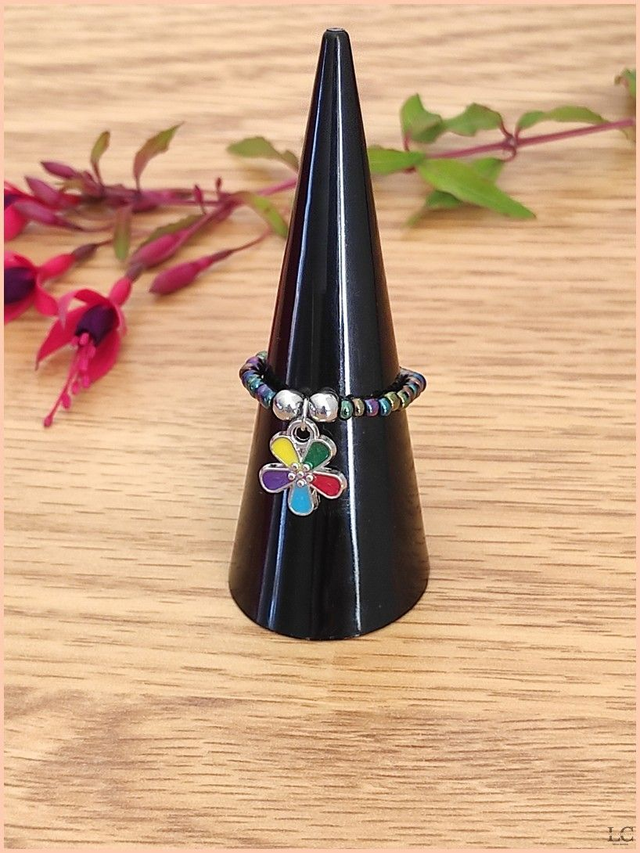 Bague élastique, perle de rocaille, avec breloque