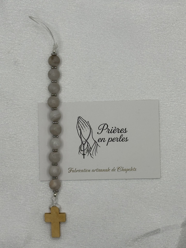 Accessoire de téléphone artisanal – Perles aux teintes blanches et grises & croix en bois