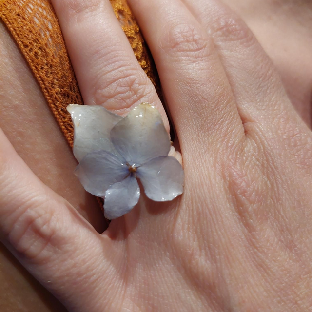 Bague Hortensia – Bijou floral fait main en résine brillante, taille 52