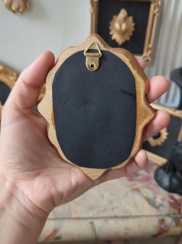 Cadre baroque noir vieilli scarabée