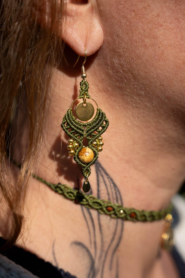 Boucles d&#039;oreilles en micro-macramé couleur kaki avec une pierre Jaspe Paysage 