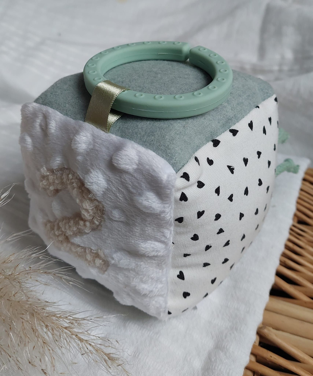 Cube d'éveil sensoriel  