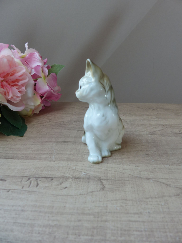 Vintage Figurine Adorable Chat Assis en Porcelaine Taïwan Collection Chat Cadeau Ami Famille Anniversaire Fête Décoration Intérieur Maison