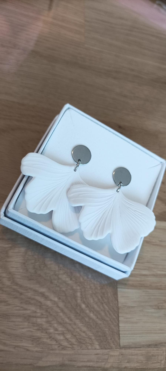 Valkoiset Ginkgolehti korvakorut 
