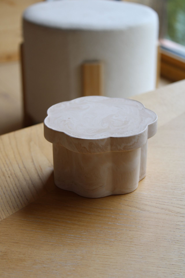 Boite Fleur avec son couvercle beige 