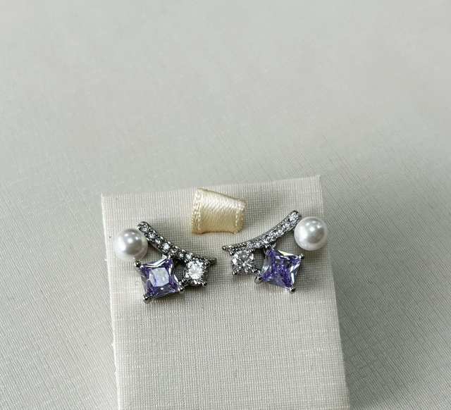 BRINCO P CRAVEJADO COM PEDRINHA LAVANDA BANHADO EM RÓDIO E PÉROLA SHELL DETALHE