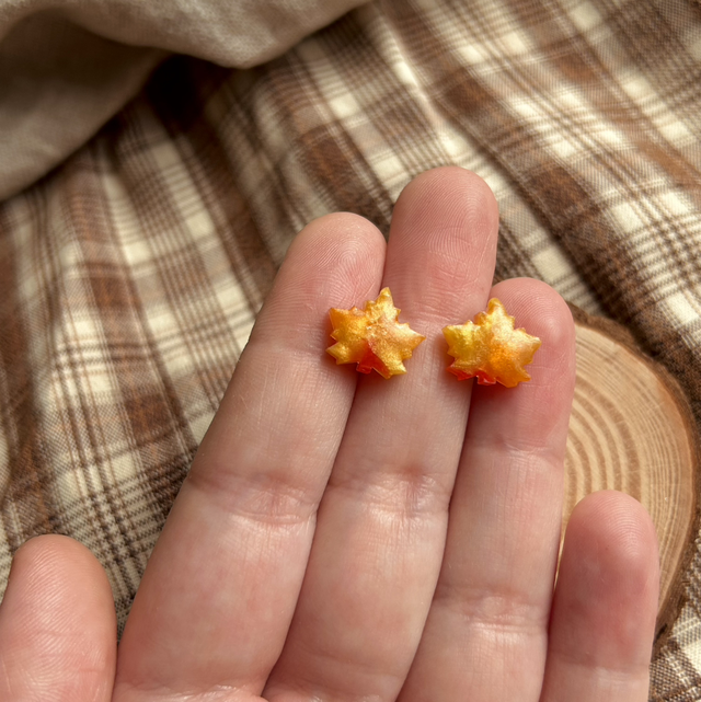 Cosy Autumn - Maple Leaf Studs Style 4