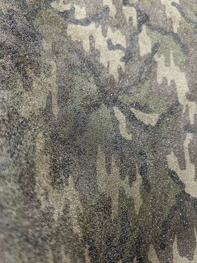 Chute de cuir vert motif camouflage pailleté