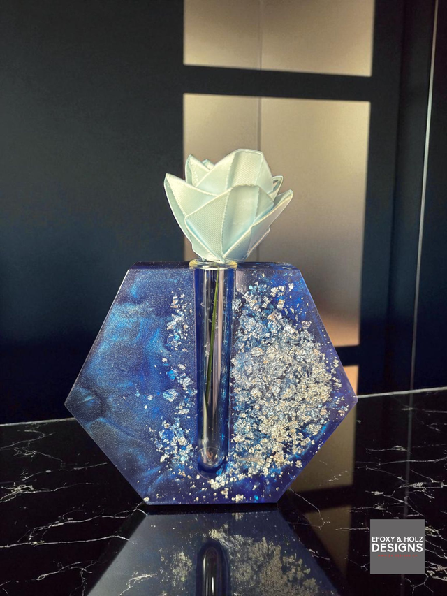 Sechseckige Epoxidharz-Vase mit Stoffrose 