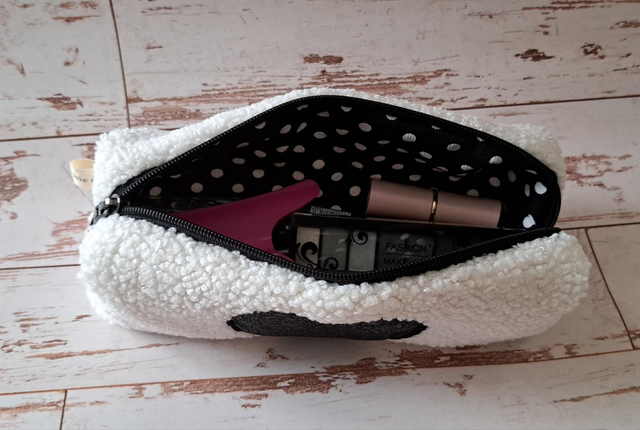 Trousse moumoute blanche à cœur rose