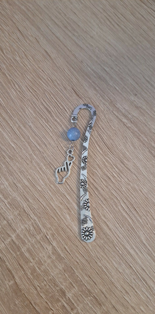 Marque-page en métal argenté avec cœur et perle bleue