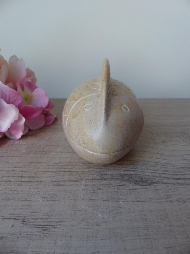 Boîte en pierre naturelle sculptée main – Forme de poisson – Artisanat du Kenya – Décoration bord de mer et rangement élégant vide poche