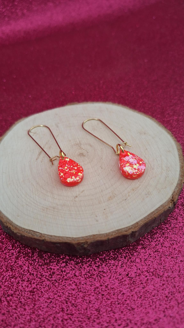 Boucles d&#039;oreilles dorées gouttes corail 