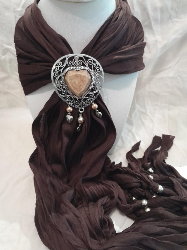 Foulard bijoux aimanté cœur marron 