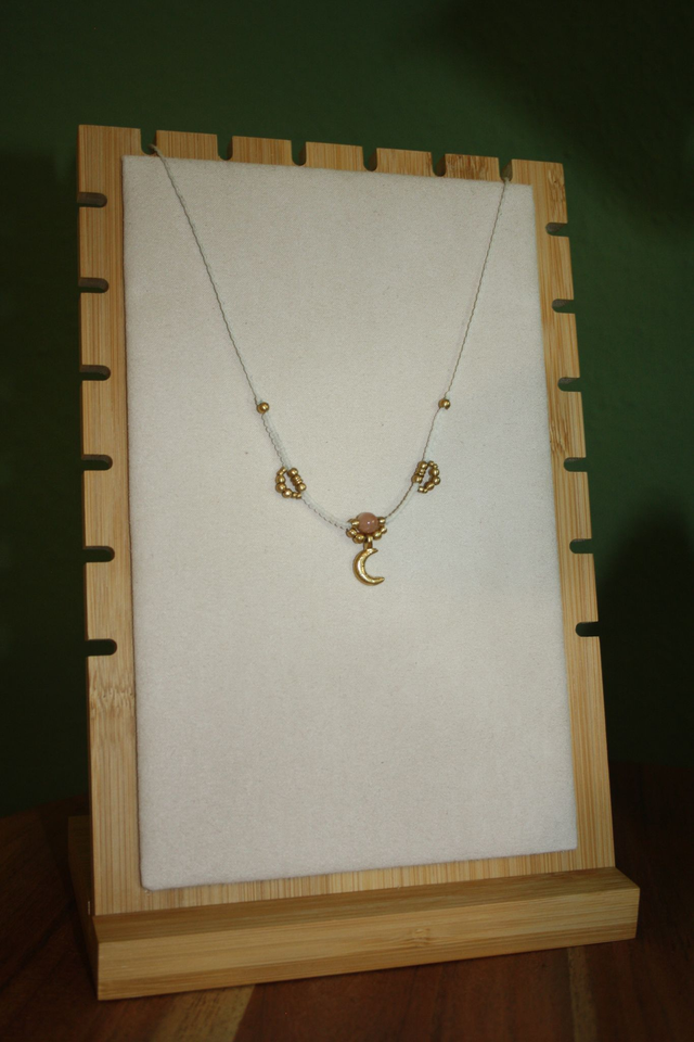 Makramee-Kette mit Mondsteinperle in Apricot und Messinganhänger