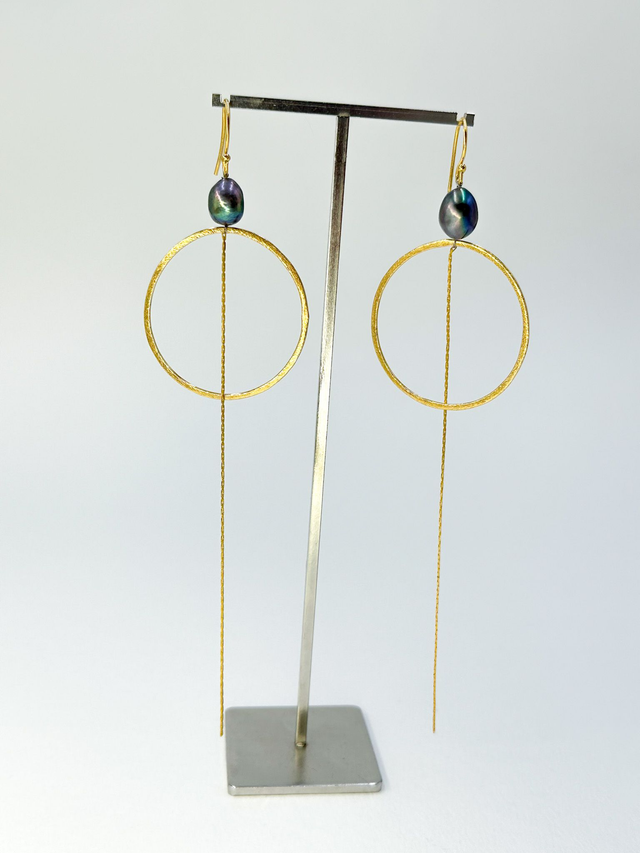 Boucles d&#039;oreilles &quot;grandes Graphiques&quot; dorées, perles noires