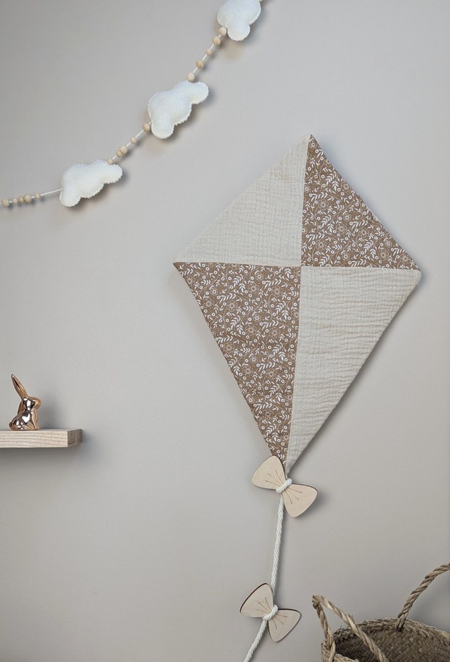 Décoration cerf-volant - beige et marron fleuri