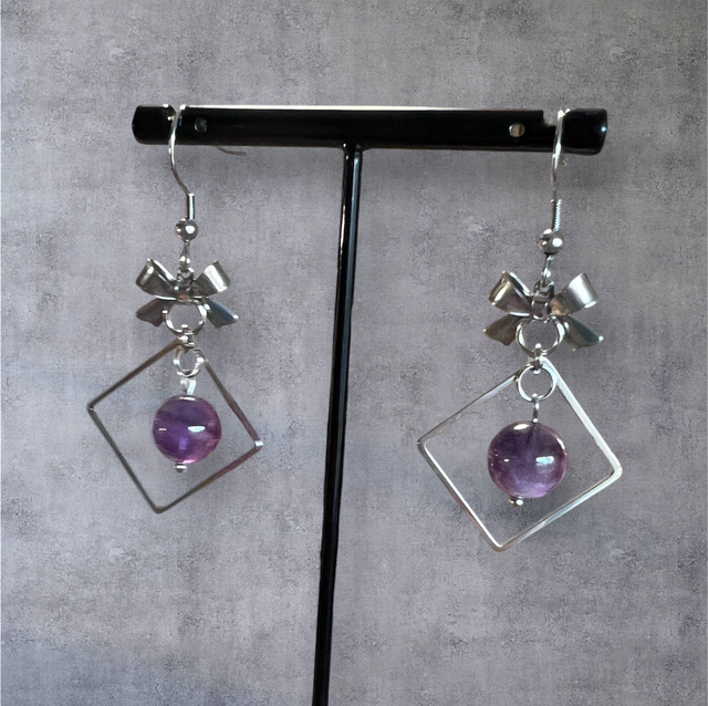 Boucles d’oreilles noeud en améthyste 