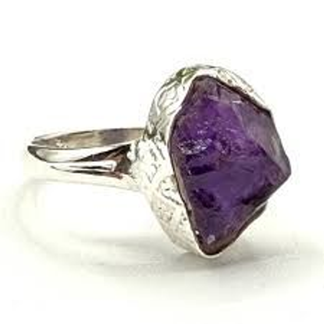 Ring aus 925er Silber mit einem Halbedelstein aus Amethyst