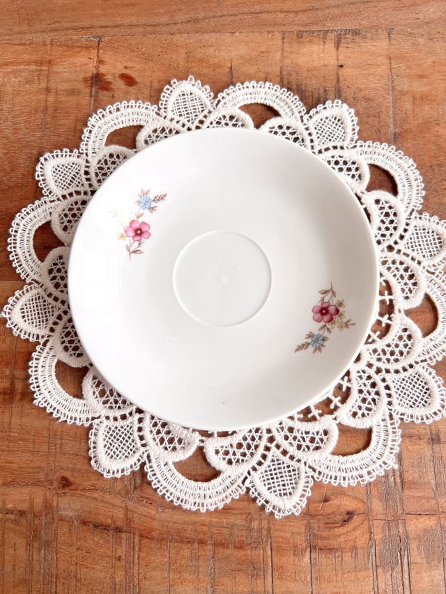 ✨ Sous tasse - en porcelaine "petites fleurs roses et bleues"