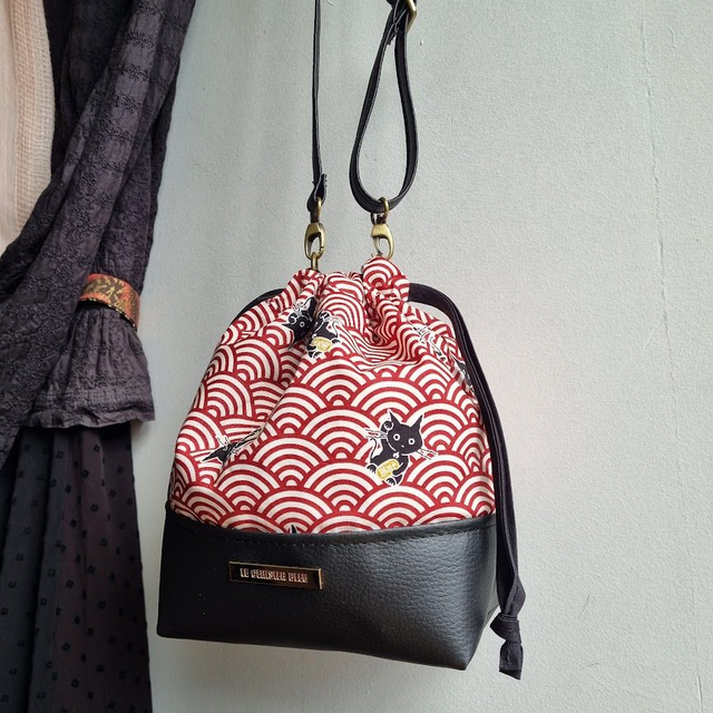 Baluchon "Maneki" rouge & simili cuir noir