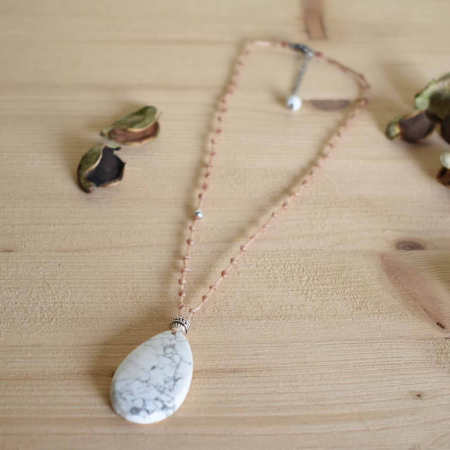 Ras du cou cordon et grande goutte en howlite