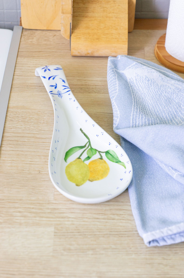 Repose-cuillère en porcelaine, motif citrons peints à la main, style méditerranéen jaune et bleu 