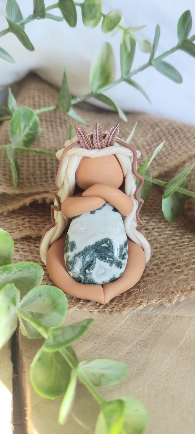 🌿 Gardienne des Forêts Anciennes – Agate Arbre &amp; Couronne de Plumes Cuivrées 🍃