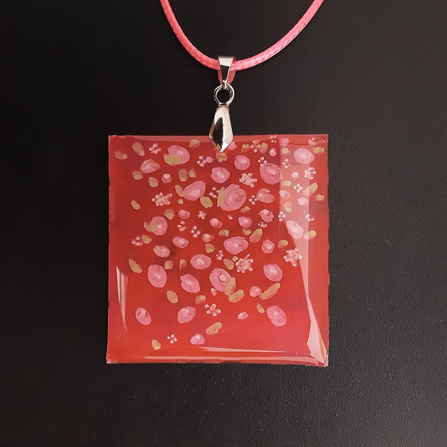 Pendentif carré collection floral fond framboise parsemé de fleurs rose pâle