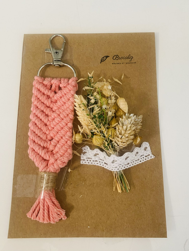 Porte clé fanion en macramé
