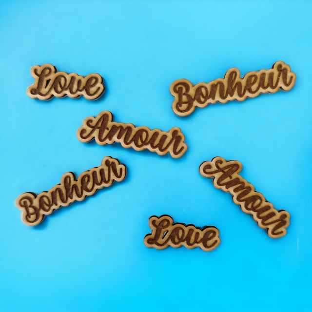 Mots en bois gravés.