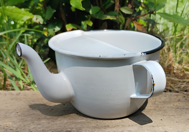 Tasse verseuse en métal émaillé 